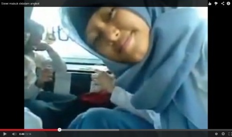 Siswi berjilbab mabuk berselfie