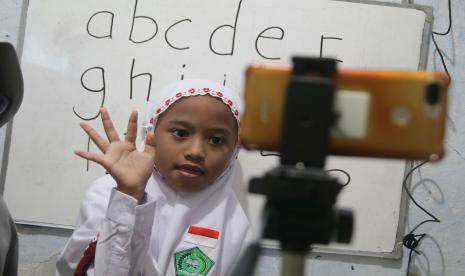 Siswi kelas satu Madrasah Ibtidaiyah Negeri 2 Kediri mengikuti masa pengenalan sekolah secara daring di rumahnya di Kediri, Jawa Timur, Senin (12/7/2021). Hari pertama sekolah tahun ajaran baru di sekolah tersebut dilakukan secara daring seiring penerapan Pemberlakuan Pembatasan Kegiatan Masyarakat (PPKM) Darurat guna menghindari penyebaran COVID-19.