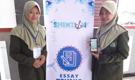 Siswi kelas XI SMAN 1 Bedegan Kabupaten Ponorogo Jawa Timur Juwita Cantika Putri (kiri) dan Nadia Putri Maharani menunjukkan rancangan aplikasi gim edukasi Konco Melaut di Smention 2020 di Sekolah Islam Terpadu Insantama, Bogor, Jawa Barat, Sabtu (22/2).