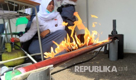 Siswi SMA Negeri 3 Bandung memamerkan Rubens Tube pada pameran Ilmiah Lima Terestrial di halaman sekolah, Jl Belitung, Kota Bandung, Kamis (12/5). Pameran digelar untuk mengembangkan dan mencari potensi siswa di bidang sains. 