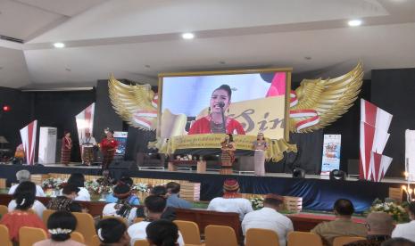 Pelajar dan Mahasiswa NTT Gelorakan Pancasila dari Ende untuk Indonesia. Foto: Siswi SMAN 2 Ende bernama Maria Albertima Tima saat membacakan orasi tentang penggeloraan Pancasila di Universitas Flores, Kabupaten Ende, Selasa (31/5/2022).