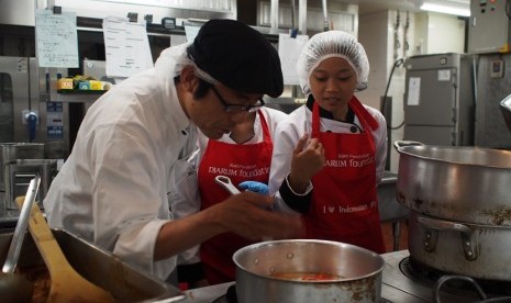 Siswi SMKN I Kudus sedang mempersiapkan masakan khas Indonesia di ajang Indonesia Culinary Fair 2016 di Tokyo, Jepang