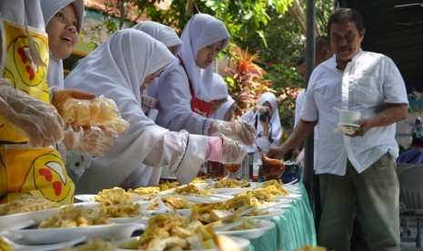 Siswi SMP Putri Luqman al Hakim Hidayatullah Surabaya, Jawa Timur, sedang menyajikan tahu tek.