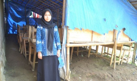 Siti Afifah (17) guru Kelas Jauh di nak-anak di Kelas Jauh SDN Sirna Asih, Kampung Cisarua, Kecamatan Cigudeg, Kabupaten Bogor.