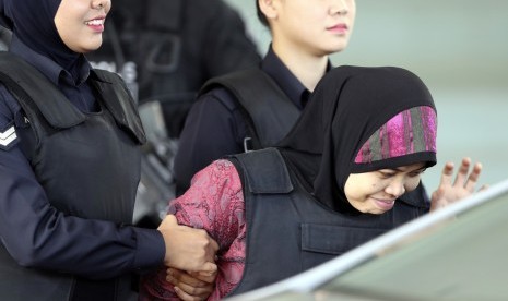  Siti Aisyah (kanan) dikawal polisi saat meninggalkan Pengadilan Tinggi Shah Alam, Malaysia.