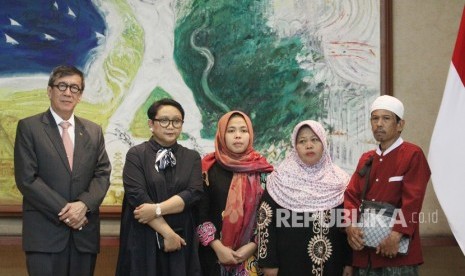 Siti Aisyah. Menlu Retno Marsudi (kedua kiri) bersama Menkumham Yasonna Laoly (kiri), Siti Aisyah (tengah), Ayah Siti Aisyah Asria (kanan) dan Ibu Siti Aisyah, Benah (kedua kanan) bersiap memberikan keterangan pers saat acara serah terima Siti Aisyah dari Kementerian Luar Negeri kepada keluarga di Gedung Foyer Kementerian Luar Negeri, Jakarta, Senin (11/3/2019). 