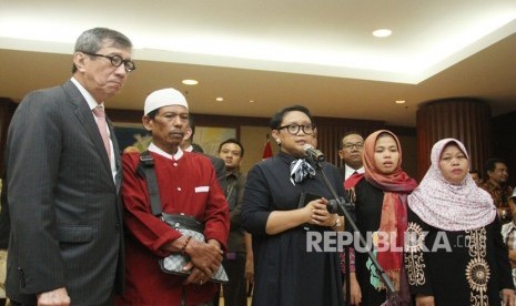 Siti Aisyah. Menlu Retno Marsudi (tengah) bersama Menkumham Yasonna Laoly (kiri), Siti Aisyah (kedua kanan), Ayah Siti Aisyah Asria (kedua kiri) dan Ibu Siti Aisyah, Benah (kanan) memberikan keterangan pers saat acara serah terima Siti Aisyah dari Kementerian Luar Negeri kepada keluarga di Gedung Foyer Kementerian Luar Negeri, Jakarta, Senin (11/3/2019). 