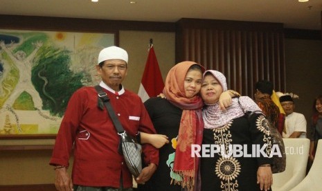 Siti Aisyah. Siti Aisyah (tengah) berfoto bersama ayah dan ibunya, Asria (kiri) dan Benah (kanan) saat acara serah terima Siti Aisyah dari Kementerian Luar Negeri kepada keluarga di Gedung Foyer Kementerian Luar Negeri, Jakarta, Senin (11/3/2019).