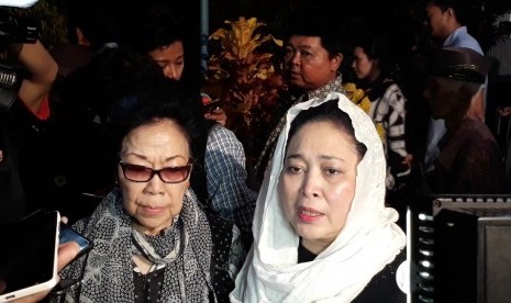 Siti Hediati Hariyadi atau Titiek Soeharto (jilbab putih) usai memakamkan jenazah Probosutedjo di Makam Somenggalan, Dusun Kemusuk, Kabupaten Bantul, Senin (26/3) malam. 