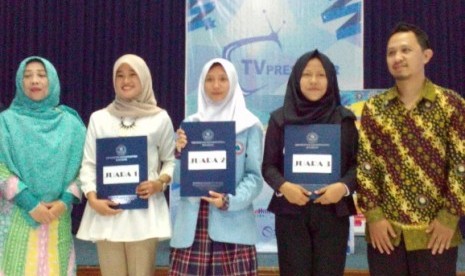 Siti Kiswah (kedua dari kiri), mahasiswa AMIK BSI Sukabumi, Juara TV Presenter Competition se-Kota Sukabumi. 