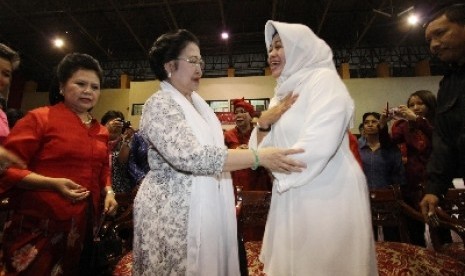 Siti Musdah Mulia (berkerudung) bersama Megawati Soekarnoputri