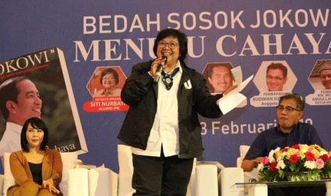  Siti Nurbaya Bakar, Alumni yang juga Menteri Lingkungan Hidup dan Kehutanan (LHK) saat menjadi pembicara kunci dalam acara bedah buku Jokowi Perjalanan Karya bagi Bangsa: Menuju Cahaya, di Puri Begawan, Bogor, Jawa Barat, Ahad (3/2).