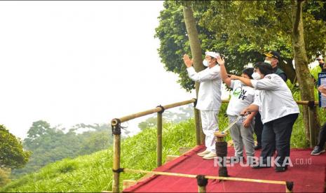 Siti Nurbaya melakukan pelepasliaran satwa Elang Jawa di kawasan Taman Nasional Gunung Halimun Salak (TNGHS) Kabupaten Bogor, Jawa Barat, Selasa (1/6). Satwa Elang Jawa yang dijadikan representasi Burung Garuda Pancasila dilepasliarkan sebagai perlambang lahirnya Pancasila yang menjaga Bangsa Indonesia dari perpecahan. 