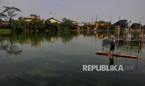 Situ di Depok Rawan Tercemar. Peternak tambak ikan saat beraktivitas di Situ Rawa Kalong, Cimanggis, Depok, Jawa Barat, Rabu (25/10)