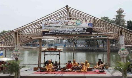 Situ menjadi salah satu tempat wisata andalan di Kabupaten Bekasi.