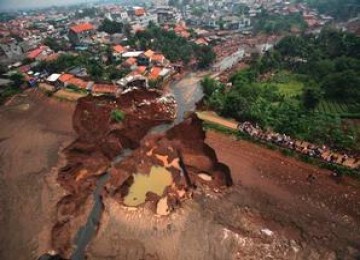 Situ Gintung saat tanggulnya jebol