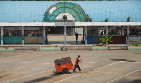 Situasi aktivitas Terminal Lebak Bulus, Jakarta Selatan, Jumat (9/5). 