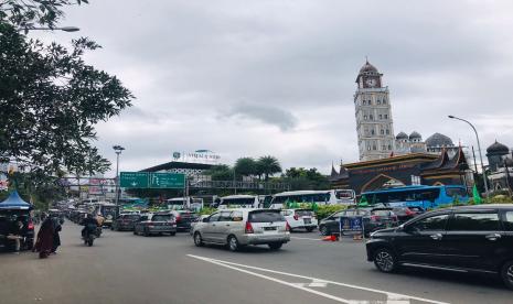 Situasi arus lalu lintas di Jalur Puncak, tepatnya di Simpang Gadog, Kabupaten Bogor pada Sabtu (26/2/2022). Kemacetan biasanya terjadi di jalur Puncak pada menjelang waktu berbuka puasa karena masyarakat ke luar rumah untuk membeli takjil. 