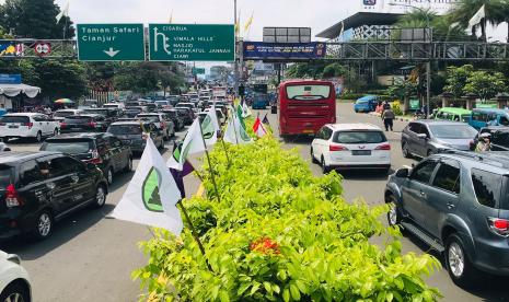 Situasi arus lalu lintas di Simpang Gadog, Kabupaten Bogor. Polres Bogor tengah melaksanakan rekayasa lalu lintas sistem one way arah atas (Jakarta-Puncak), Selasa (4/5). 