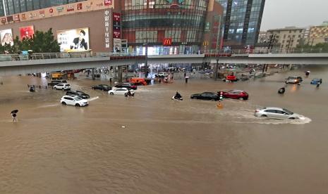 Badai ke Utara, Puluhan Ribu Warga China Dievakuasi. Situasi banjir di Zhengzhou, China, Rabu (21/7).