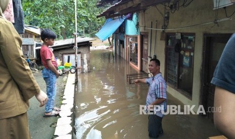 Situasi banjir Kali Ciliwung di RT 08 RW 01 Kelurahan Pengadegan, Kecamatan Pancoran, Jakarta Selatan, Senin (5/2). 