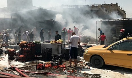 Situasi di Pasar Jamila, Kota Sadr, Baghdad, setelah bom mobil meledak pada Senin (28/8).