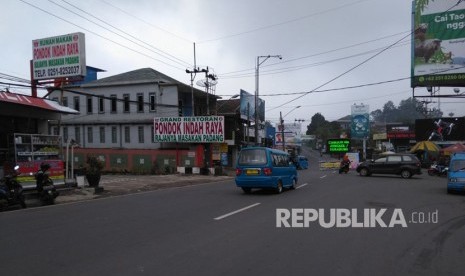 Situasi di simpang Taman Safari Indonesia, Cisarua, Bogor, Selasa (13/2), yang sepi pasca penutupan jalur Puncak akibat longsor pada Senin (5/2). 