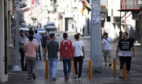 Situasi di Turki berangsur mulai tenang. Warga mulai berjalan santai di kawasan Taksim Square, Sabtu (16/7), menyusul ketegangan akibat upaya kudeta.