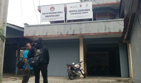 Situasi kantor Panwaslu Garut di jalan raya Samarang, Ahad (25/2). 