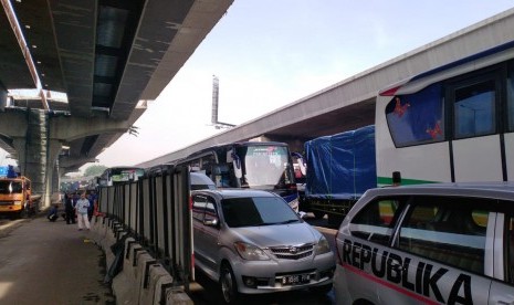 Situasi kemacetan di Tol Jakarta-Cikampek akibat ada truk yang patah sasis, Selasa (9/4).