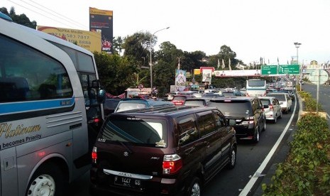 Situasi lalu lintas di Jalur Puncak, Kabupaten Bogor, 