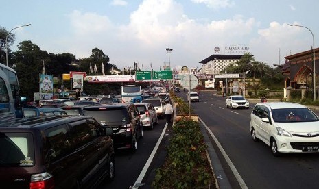 Situasi lalu lintas di Jalur Puncak, Kabupaten Bogor, pada Hari-H Lebaran, Rabu (6/7), dari arah Jakarta menuju Puncak mulai terpantau padat.