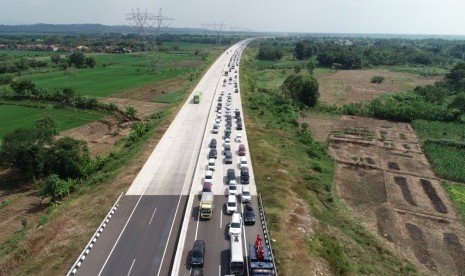 Situasi lalu lintas Tol Pejagan-Pemalang, Kamis (30/5) sejak pukul 13.30 WIB, dari KM 300 ke arah pekalongan-pemalang-Batang.