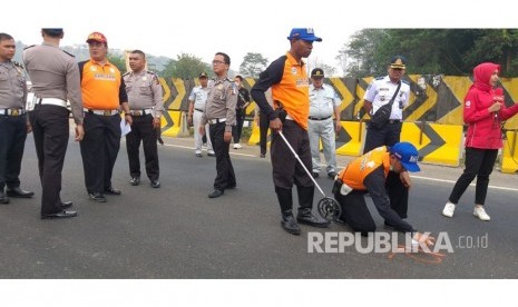 Situasi olah TKP di ruas Tol Cipularang KM 91+200, Purwakarta, Selasa (3/9).