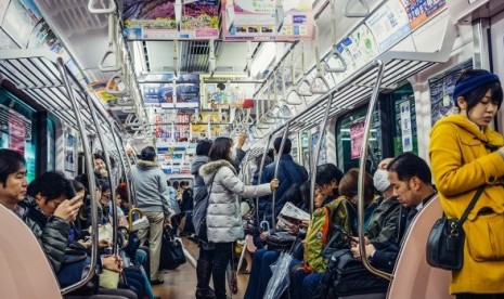 Situasi penumpang kereta di Jepang.