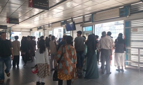 Situasi penumpang menunggu bus Transjakarta di Halte Central Busway Harmoni, Jakarta Pusat (ilustrasi)