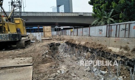 Completion of Mampang - Kuningan underpass construction has reached only 61,5 percent on Wednesday (October 18).