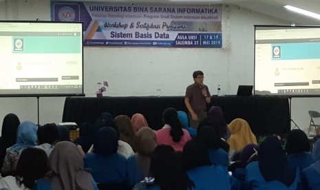 Situasi saat pemaparan materi pada workshop.