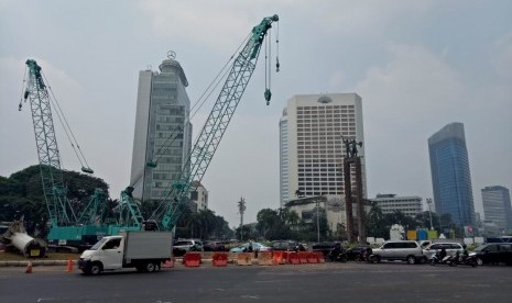 Situasi terkini di Bundaran HI setelah pembongkaran jembatan penyeberangan orang (JPO), Selasa (31/7). JPO sudah tak terlihat dan hanya terlihat sisa-sisa besi potongan JPO.