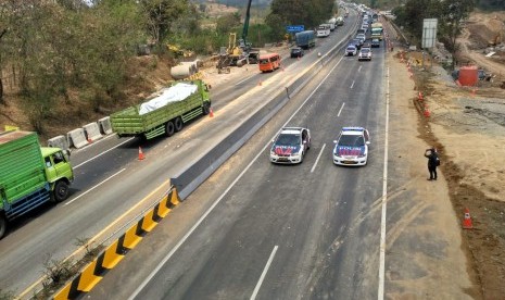 Situasi Tol Cipularang pascaolah TKP kecelakaan beruntun di KM 91+200, Selasa (3/9).