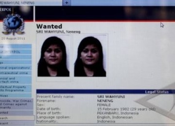 Situs Interpol merilis Istri mantan bendahara umum Partai Demokrat Muhammad Nazaruddin, Neneng Sri Wahyuni sebagai buronan yang paling dicari di Jakarta, Sabtu (20/8). 