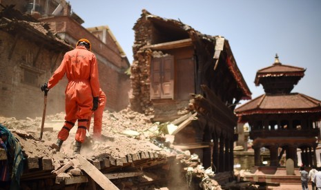 Situs warisan dunia Nepal di Bhaktapur yang hancur karena gempa. 