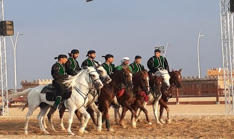 Sebagian Pemuda Arab Saudi Kini Enggan Menikah Sebelum Mapan. Foto:  Para pemuda Arab  Saudi tengah berkonvoi di Festival Pasar Ukaz, Taif. Pasar Ukaz merupakan salah satu situs kuno yang dihidupkan kembali oleh Pemerintah Arab Saudi. 