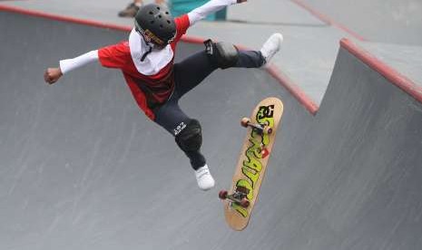 Skateboarder Indonesia Bunga Nyimas melakukan gerakan trik pada final taman putri Asian Games 2018 di arena roller sport Jakabaring, Palembang, Sumatera Selatan, Rabu (29/8). 