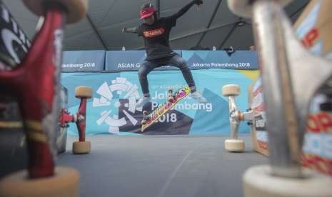 Skateboarder Indonesia Bunga Nyimas melakukan gerakan trik saat sesi latihan di arena roller sport Jakabaring Sport City, Palembang, Sumatera Selatan, Rabu (22/8). 