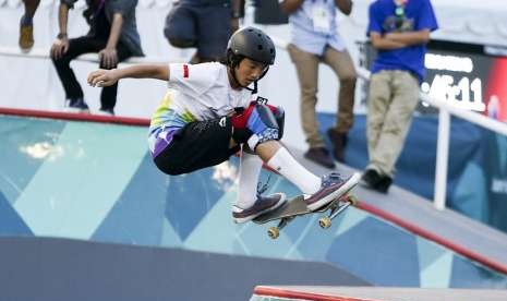 Skateboarder Indonesia Jason Dennis Lijnzaat melakukan gerakan trik pada sesi latihan jelang Asian Games 2018 di arena roller sport Jakabaring Sport City, Palembang, Sumatera Selatan, Senin (27/8).