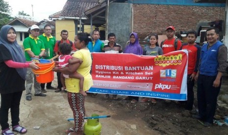 SKI Indosat dan PKPU Bandung membantu korban banjir di Garut.