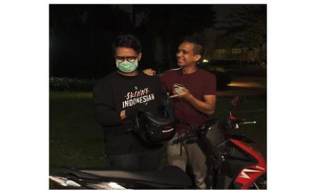 SkinnyIndonesian24 dan Pandji kasih contoh konkritnya melalui pemilihan skutik alias skuter metik. Tahu dong, PT Astra Honda Motor (AHM) di awal tahun 2020 ini baru ngeluarin skutik Honda BeAT Series? Yang paling mencengangkan dari skutik ini adalah pemakaian bahan bakarnya yang irit.