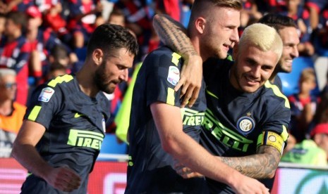 Skriniar (tengah) bersama Mauro Icardi merayakan gol Inter Milan ke gawang Crotone, Sabtu (16/9). Inter Milan meneruskan performa positif dengan menaklukan Crotone 2-0 pada lanjutan Liga Italia Serie A.