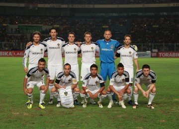 Skuad LA Galaxy yang diturunkan pada partai persahabatan melawan Timnas Indonesia Selection di Stadion Gelora Bung Karno, Jakarta, Rabu (30/11). (Republika Online/Fafa)